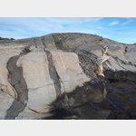 Typische Gesteinsformation im GEA NORVEGICA Geopark in Stangnes