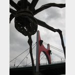 Spinne mit Brckenpfeiler vor dem Guggenheim