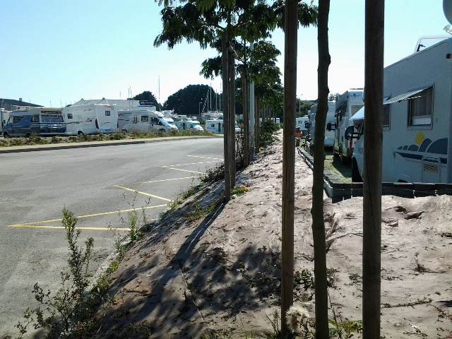 Parkplatz in Arzon ca 100 Meter vom Hafen entfernt