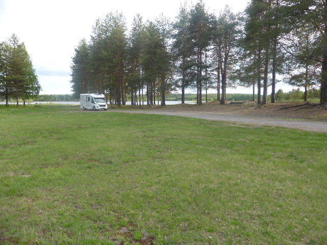 Parkplatz auf einer Insel im Lulelven zwischen Harads und Bodtrskfors