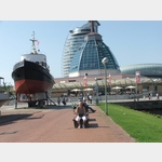 Bremerhaven - Altes Schiff vor dem Mediterraneo - am Schiffsmuseum