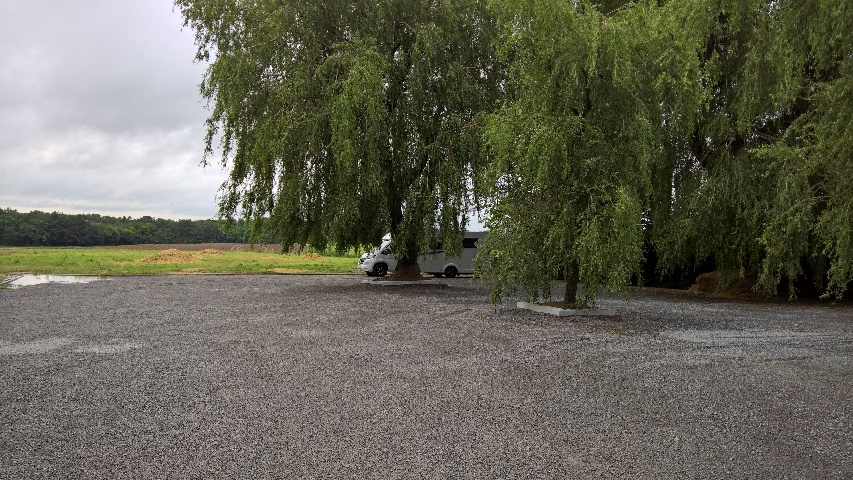 Parkplatz mit Stell-Mglichkeit fr WoMos Stand 06/2016, von der Zufahrt her aufgenommen. Die Autoba ...