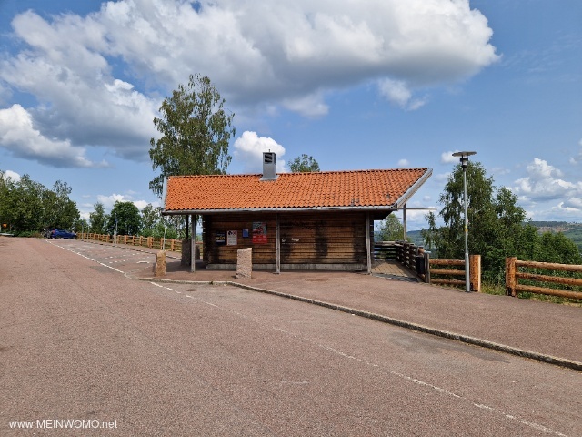 Toaletthus med latrin p baksidan