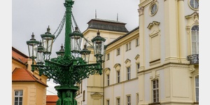 Prag 10/2016 Straenleuchter neben dem Erzbischflichen Palais