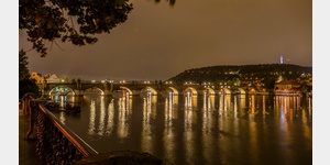 Prag 10/2016 Karlsbrcke nachts beleuchtet