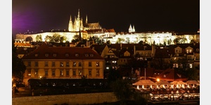 Prag 10/2016  Prager Burg nachts beleuchtet von der Karlsbrcke aus gesehen