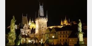 Prag 10/2016 Brckentrme auf der Kleinstdter Seite der Karlsbrcke nachts beleuchtet