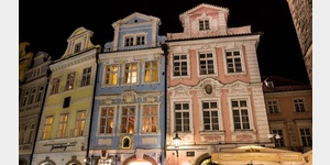 Prag 10/2016  alte Huser nahe der Karlsbrcke nachts beleuchtet