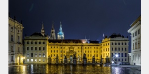 Prag 10/2016  Prager Burg nachts beleuchtet - Blick Richtung erster Hof