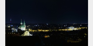 Prag 10/2016  Blick auf die nchtliche Stadtsilhouette von der Prager Burg aus