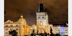 Prag 10/2016 Brckenturm an der Karlsbrcke nachts beleuchtet