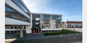 Bauhaus Dessau 03/2017  Blick auf das Bauhaus Richtung Haupteingang