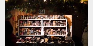 12/2018 Huschen mit Pantoffeln auf dem Adventsmarkt in Wrlitz / im Wrlitzer Park. Zum 1. Advent ist in Wrlitz ein schner Weihnachtsmarkt und der Park ist ruhig und ldt zum Spaziergang ein.
