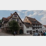 Eisenach 08/2016 Lutherhaus (rechts). die schrge Fassade wurde im Mittelalter zum besseren Lichteinfall von Oben in den engen Gassen gewhlt