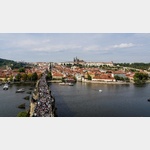 Prag 2016 - Blick vom Altstdter Brckenturm, den man besteigen kann, auf die Karlsbrcke und die Prager Burg. Himmel und Vlker auf der Brcke...