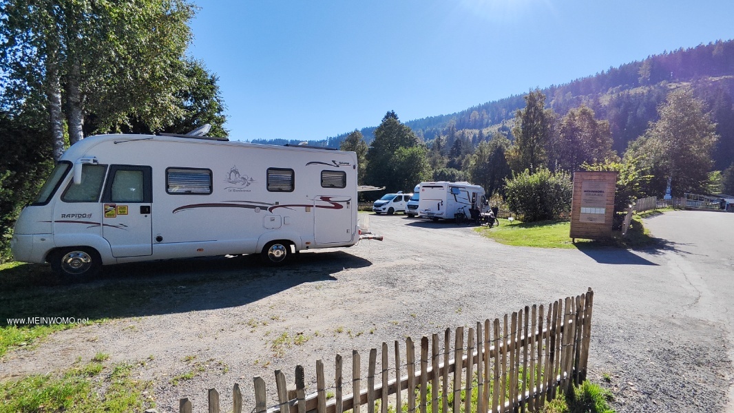 Parkeerplaats voor de camping, douches, toiletten en benodigdheden en afvoer zijn op de camping. 