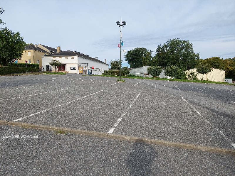Utsikt ver parkeringsplats och parkeringsplats