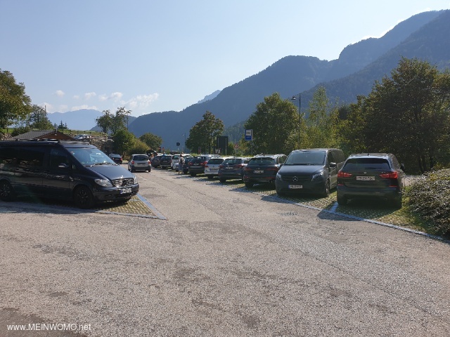 Smalle kleine normale parkeerplaatsen, niet geschikt voor campers. 