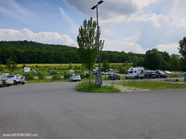 Fr Autos ist der Parkplatz mit Rasensteine ausgestattet.