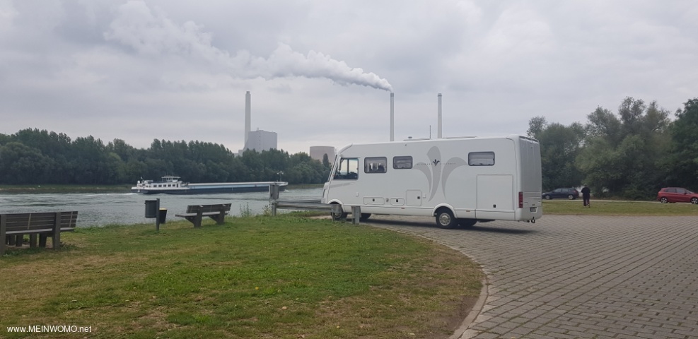 Parkplatz mit Blick auf das Rheinkraftwerl