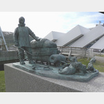 Denkmal: Roald Amundsen@Vor dem Polaris