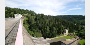 Staumauer Eibenstock: Blick von Sden ber die Mauer