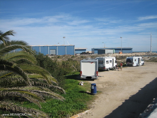Grau de Gandia/Spanien. Parkplatz am Playa Venecia.
