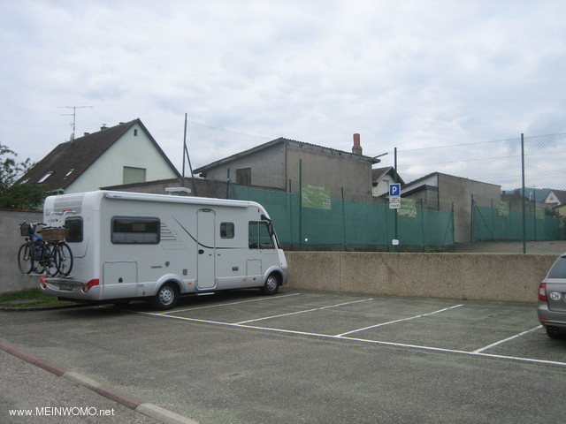  Saint-Hippolyte / parkeerplaats op de tennisbaan in oktober 2012