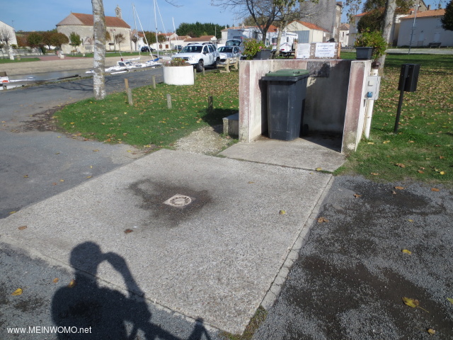  Chenac-Saint-Seurin-dUzet / parkeringsplats i oktober 2014