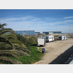 Grau de Gandia/Spanien. Parkplatz am Playa Venecia.