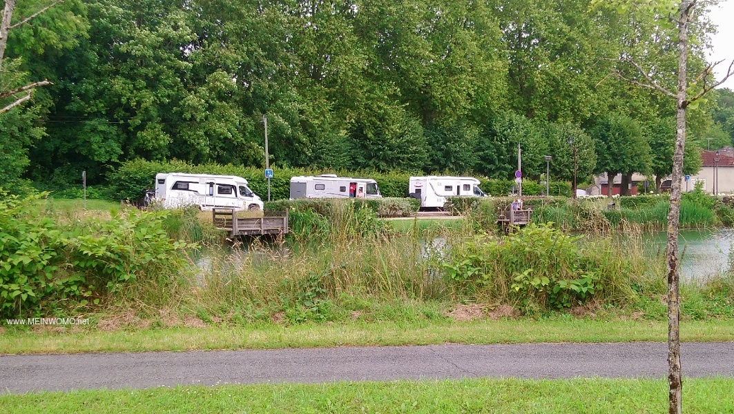 Plaza de aparcamiento para dos o tres casas mviles. Tomada desde el lado opuesto del canal.