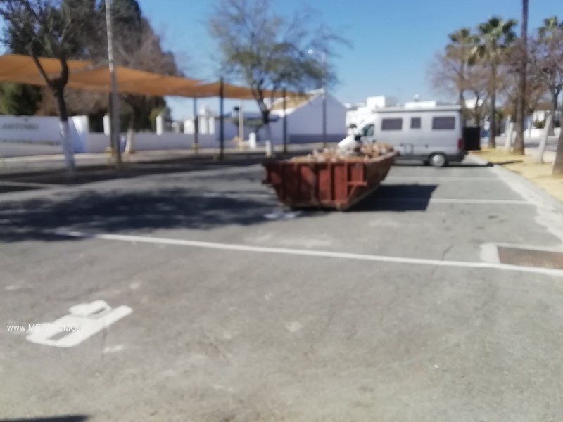 6 parking spaces, unfortunately occupied by the garbage container on Fridays after the weekly market ...