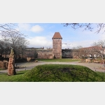 Blick vom Torturmplatz zur Stadtmauer, ist Rckseite Nibelungenmuseum