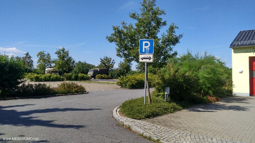 vordere Einfahrt zum Parkplatz