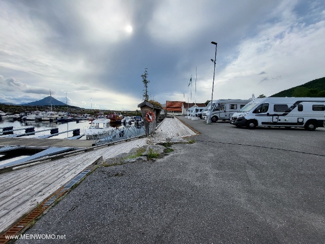 8 parking spaces directly at the jetty. The service house can be seen at the end of the pitches. 