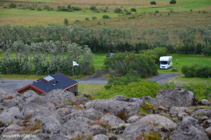 Blick vom Aufstieg auf den Eyjan auf die Nordseite des Campingplatzes mit dem Sanitrgebude (wird e ...