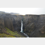 Der von sechseckigen Basaltsulen eingerahmte Litlanesfoss kann beim Aufstieg zum Hengifoss bestaunt werden.