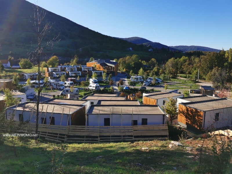 'Alte' Campingplatzanlage mit Bungalows und Stellplatzrondell