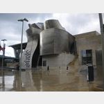Aussenansicht des Guggenheimmuseums bei Regen. 05/2010