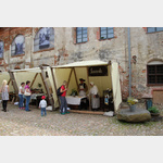 Im Schlosshof Panemune kleiner mittelalterlicher Markt mit einheimischen Produzenten.