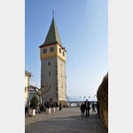 Mangturm dem alten Leuchtturm am Bodensee, der mit seiner Hhe von 20 Metern weithin gut sichtbar ist. Gebaut hat man ihn im 13. Jahrhundert. Spterhin wurde er mit bunt glasierten Ziegelhelmen verziert. Lindau liegt am stlichen Ufer des Bodensees im Dre