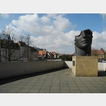 Skulpturenweg in Bamberg2000 kam ein Knstler nach Bamberg, der ebenfalls in Bronze arbeitet:Igor Mitoraj. Die Kpfe, Torsi und Figuren des aus Polen stammenden und in Paris und Pietrasanta (Italien) arbeitenden Bildhauers entstammen der klassischen Schn