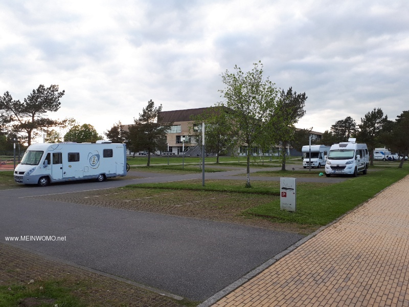 Bild zeigt den Parkplatz an der Schule hier nicht hinstellen in der Woche oder wenn Schulbetrieb ist