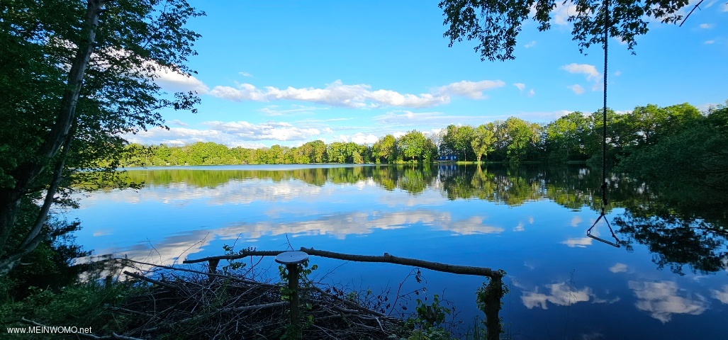 Lac autour duquel le camping est construit.