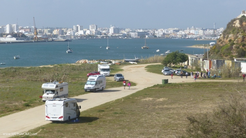 Trevlig parkeringsplats precis vid stranden av Rio Arade. 