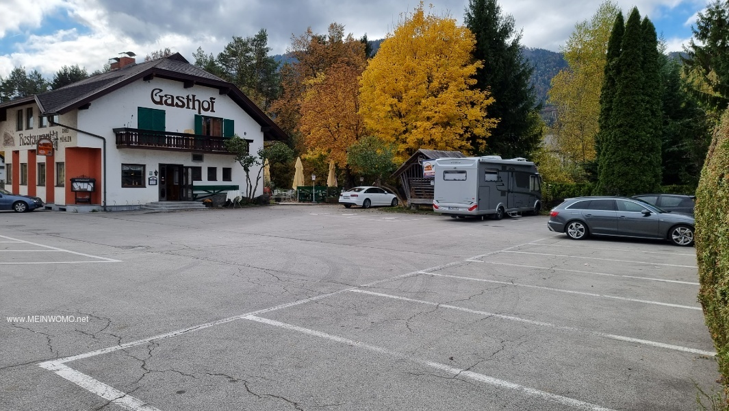 shows the parking lot of the pizzeria and the 2 motorhome parking spaces