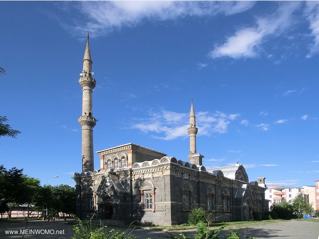  De Fethiye Cami, een voormalige kerk, is de parkeerplaats tegenover