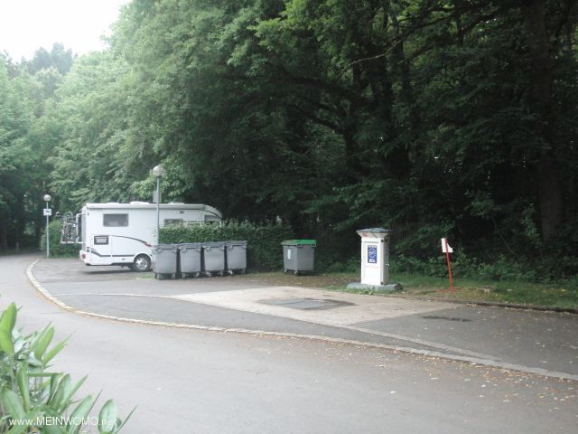  Vue de lentre du camping sur lEuro-station-relais (PU) et 4 places de parking.