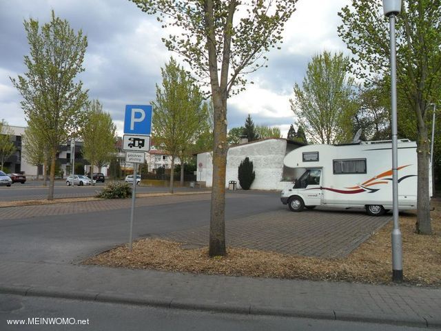 Dieser Teil der vorhandenen Parkplatzes ist der WoMo-Stellplatz. Anhand des korrekt abgestellens Fah ...