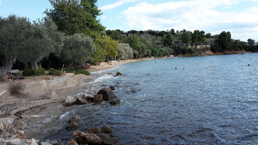  Stranden i Camping Hellas och i bakgrunden av Camping Sikia